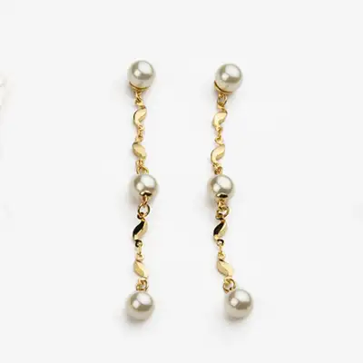 Orecchini Con Top Perla Con Catenina Fantasia In Metallo Dorato Intervallata Da Perle Crema Da 6 E 8mm