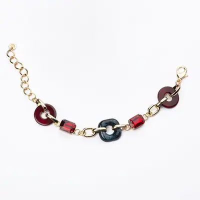 Bracciale Di Catena In Metallo Dorato Con Ovali In Resina Rossa E Blu Con Castoni Rubino- Misura Regolabile