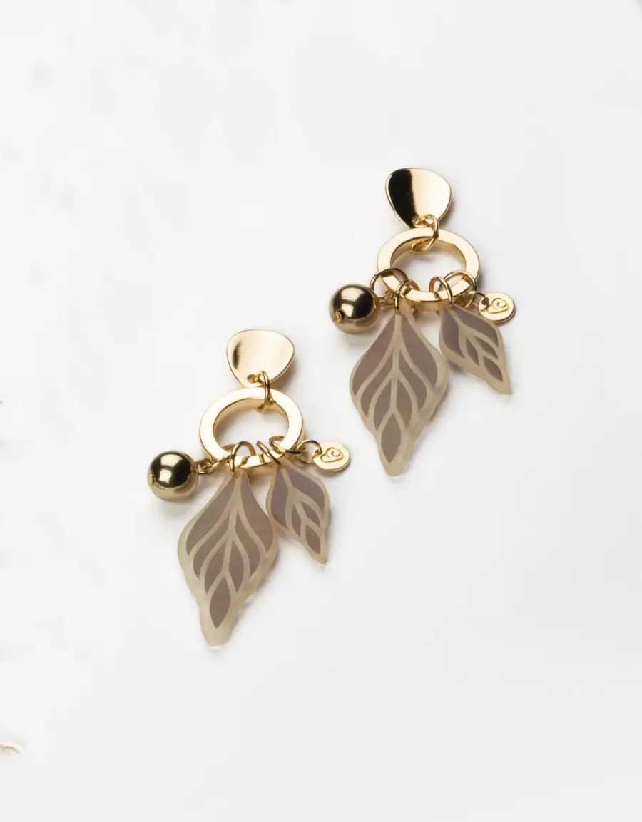 Orecchini Con Top In Metallo Rodiato Pendente In Resina Frosted E Charms Bianchie E Neri