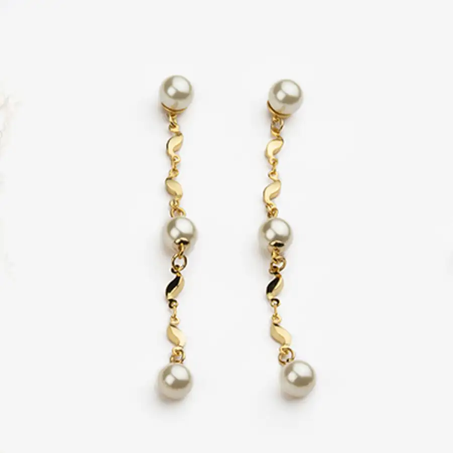 Orecchini Con Top Perla Con Catenina Fantasia In Metallo Dorato Intervallata Da Perle Crema Da 6 E 8mm