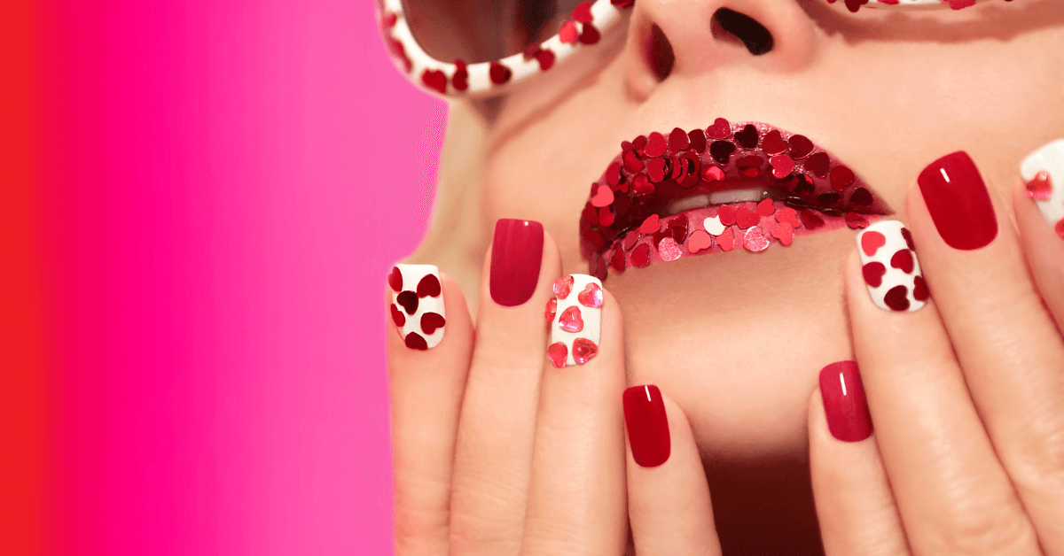 Smalti primavera/estate 2022: colori e trend in voga per una manicure perfetta
